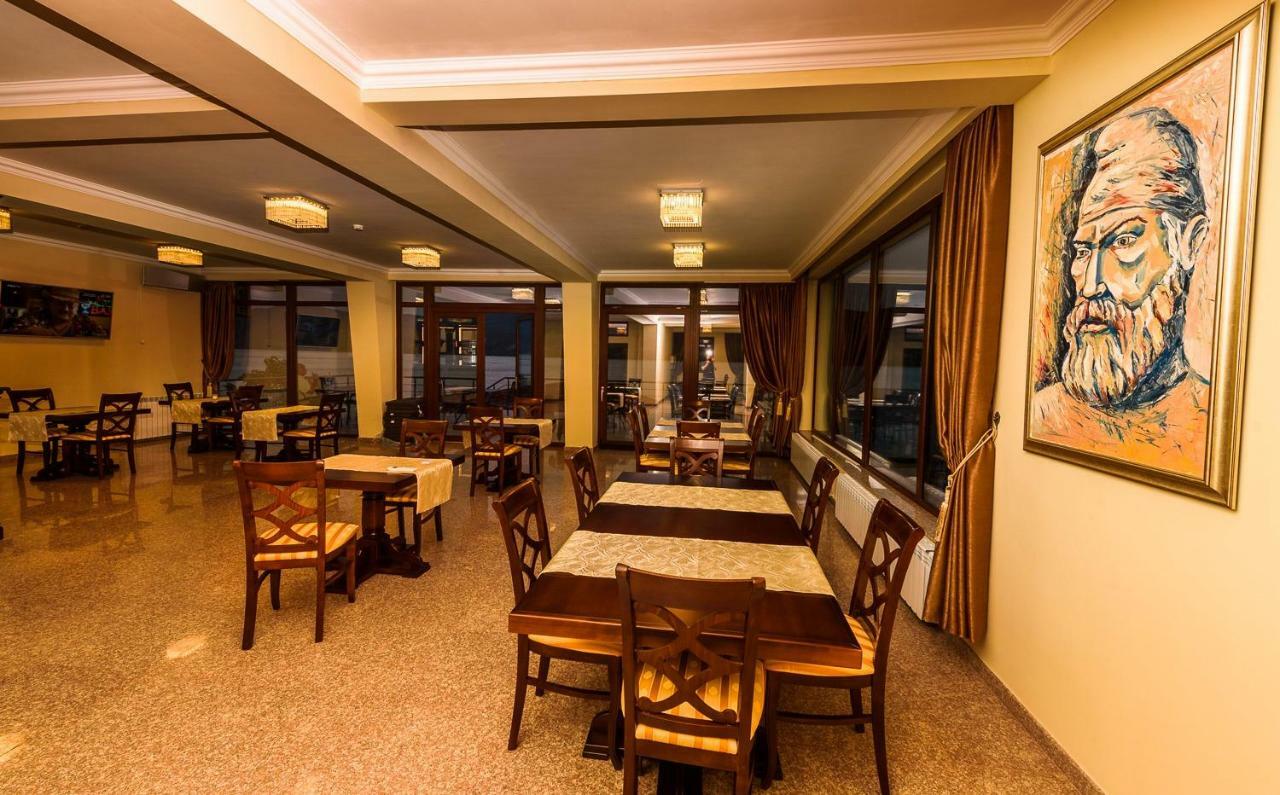 Pensiunea Alex & Restaurant 招待所